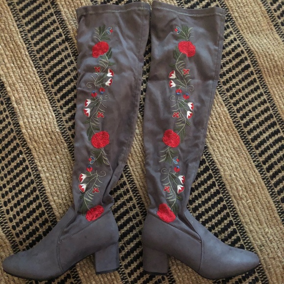 NWT Grey Floral Embroidered Classy & Trendy Boots - Picture 5 of 15
